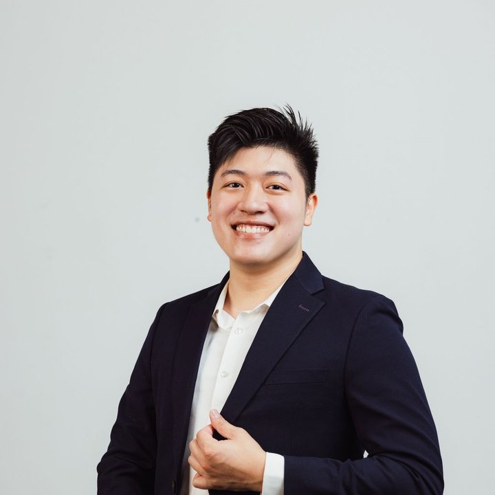 Winfred handing over the keys